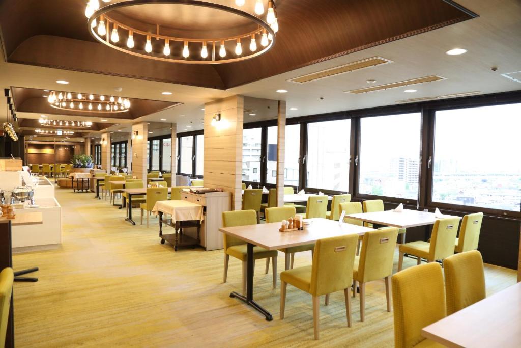 Modern twin room at Niigata Toei Hotel in Japan with free Wi-Fi, cozy beds, and a relaxing atmosphere near Niigata Station